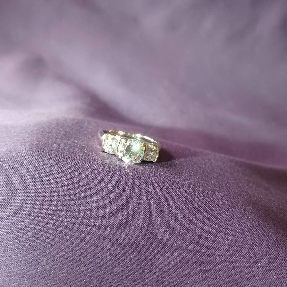 Swarovski Elements - Size 8 - Silver tone ring as pictured